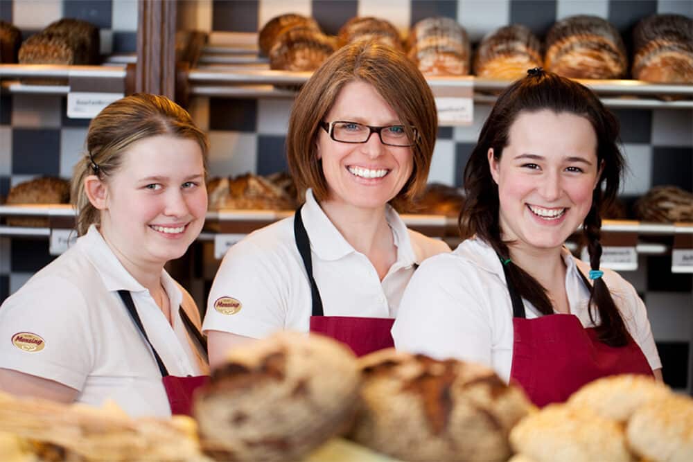 Verkäuferinnen der Bäckerei Mensing bei der Arbeit in der Filiale