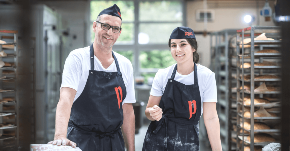 Bäcker und Bäckerin der Bäckerei papperts bei der Arbeit in der Backstube