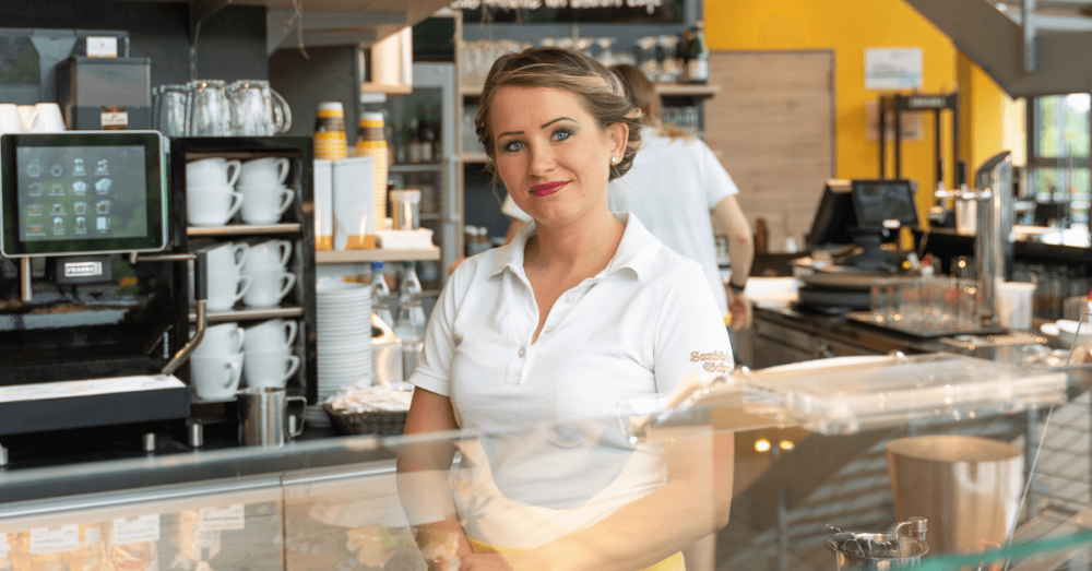 Verkäuferin der Landbäckerei Schmidt bei der Arbeit