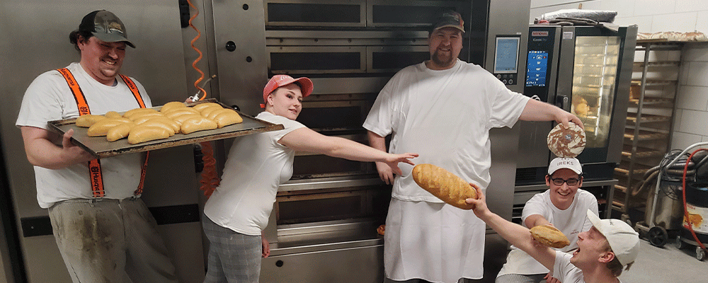 Das Team der Bäckerei Burger hat Spaß in der Backstube.