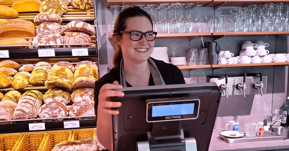 Verkäuferin der Bäckerei und Konditorei Burger bei der Arbeit in der Filiale