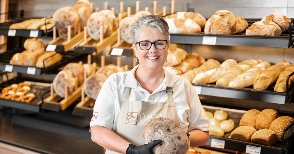 Verkäuferin der Bäckerei Übele bei der Arbeit in Aspach und Umgebung