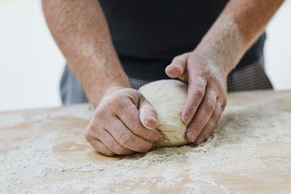 Bäcker der Bäckerei und Konditorei Treiber bei der Arbeit in der Backstube in Steinenbronn