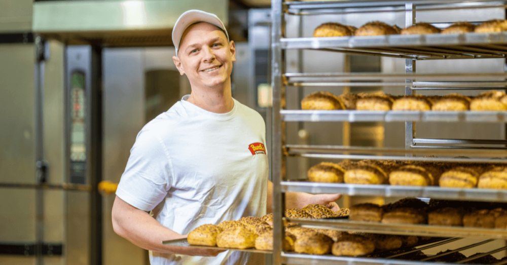 Bäcker der Bäckerei-Konditorei Busch bei der Arbeit in der Backstube