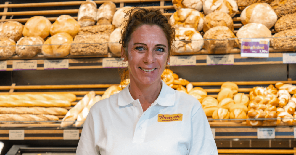 Verkäuferin der Bäckerei Armbruster bei der Arbeit in der Filiale