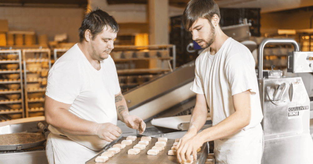 Bäcker der Stadtmühlenbäckerei Bielert in der Backstube in Bad Blankenburg