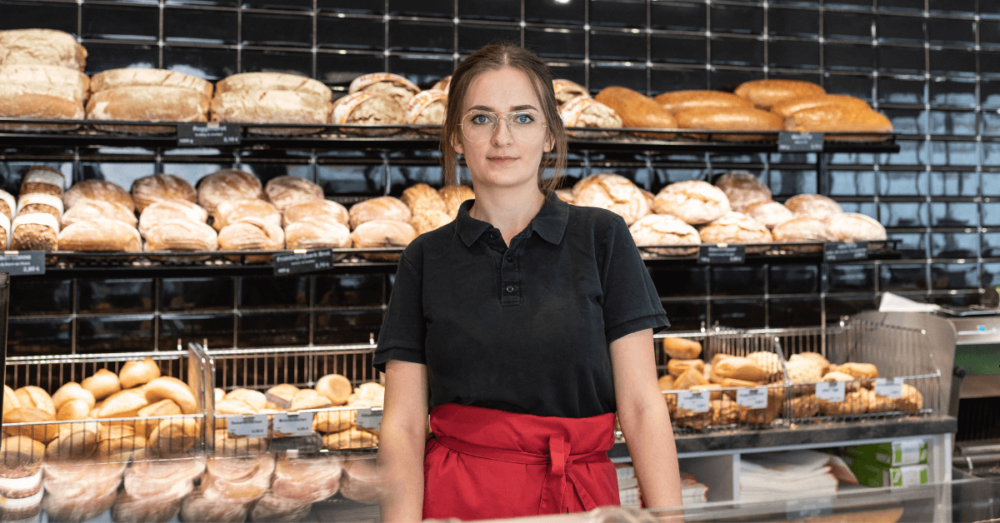Verkäuferin der Bäckerei Hinnerbäcker bei der Arbeit in der Filiale