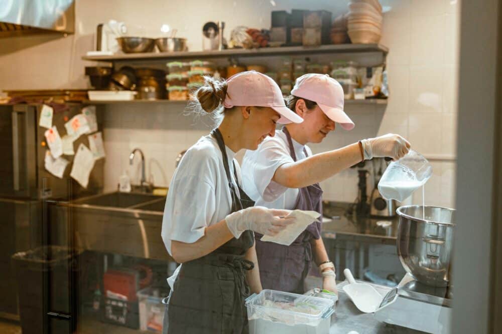 Bäcker mischen in der Backstube den Teig bevor die Ware gebacken wird