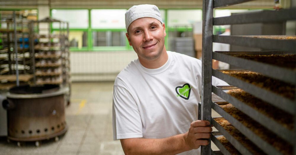 Konditor bei der Arbeit in der Backstube