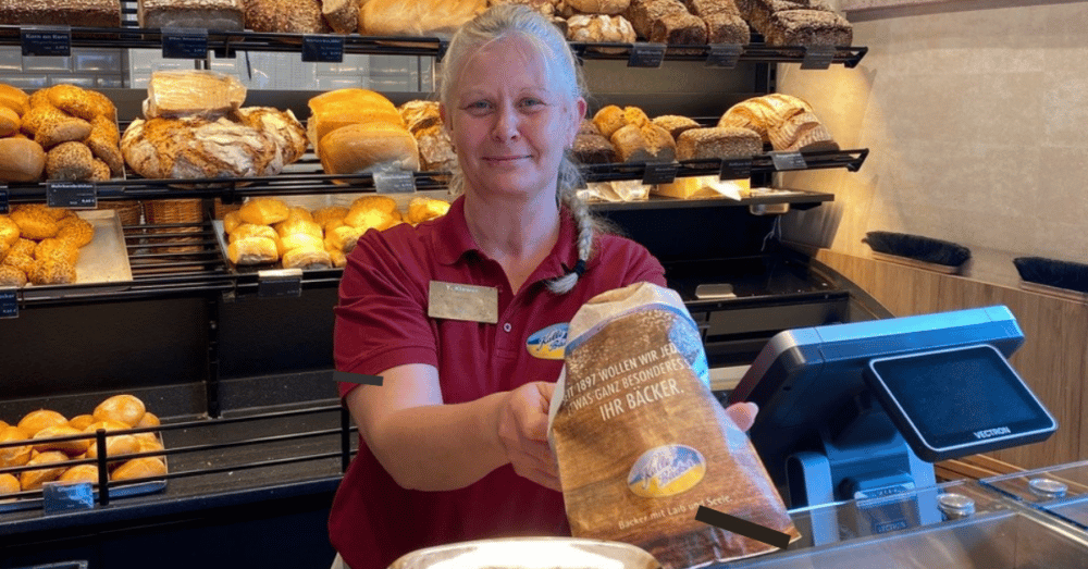 Verkäuferin der Bäckerei Kalle-Bäcker in St. Peter Dorf bei der Arbeit