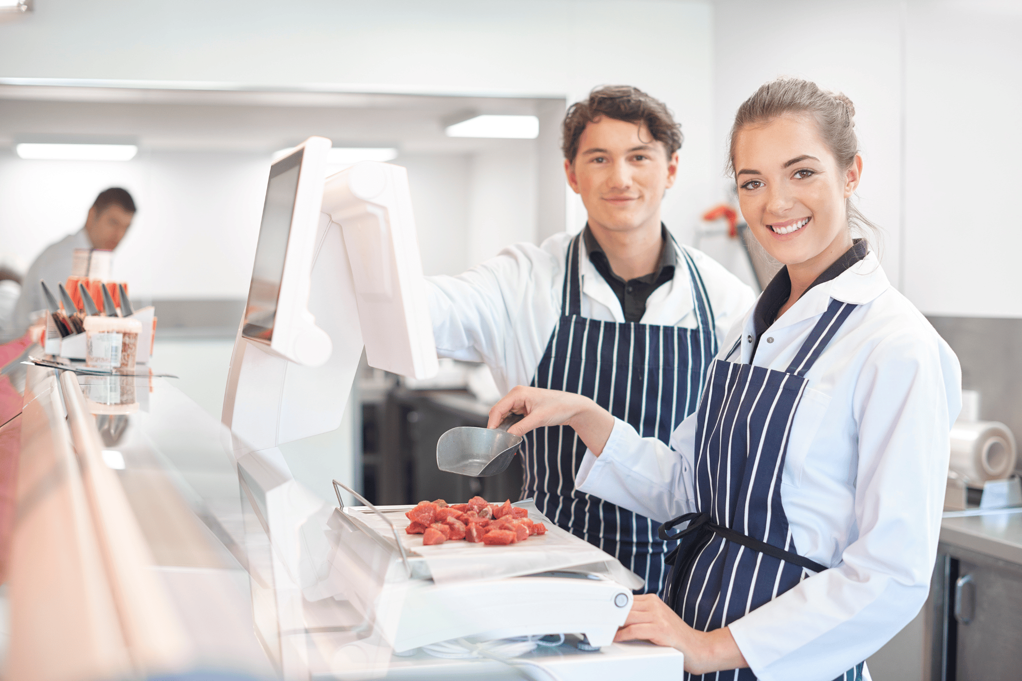 Metzger bei der Arbeit in der Metzgerei