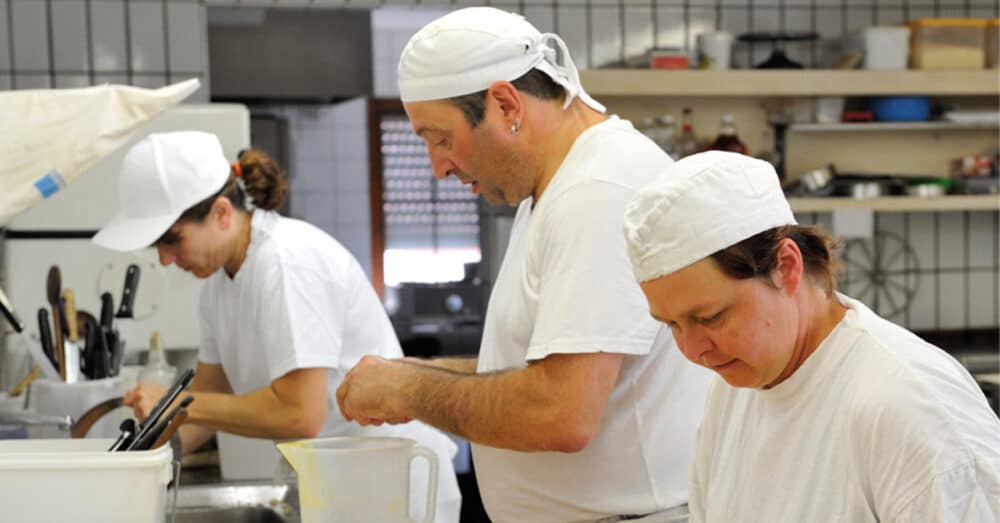 Bäcker und Konditoren-der-Bäckerei-Holderied-in-der-Backstube-in-Lindenberg