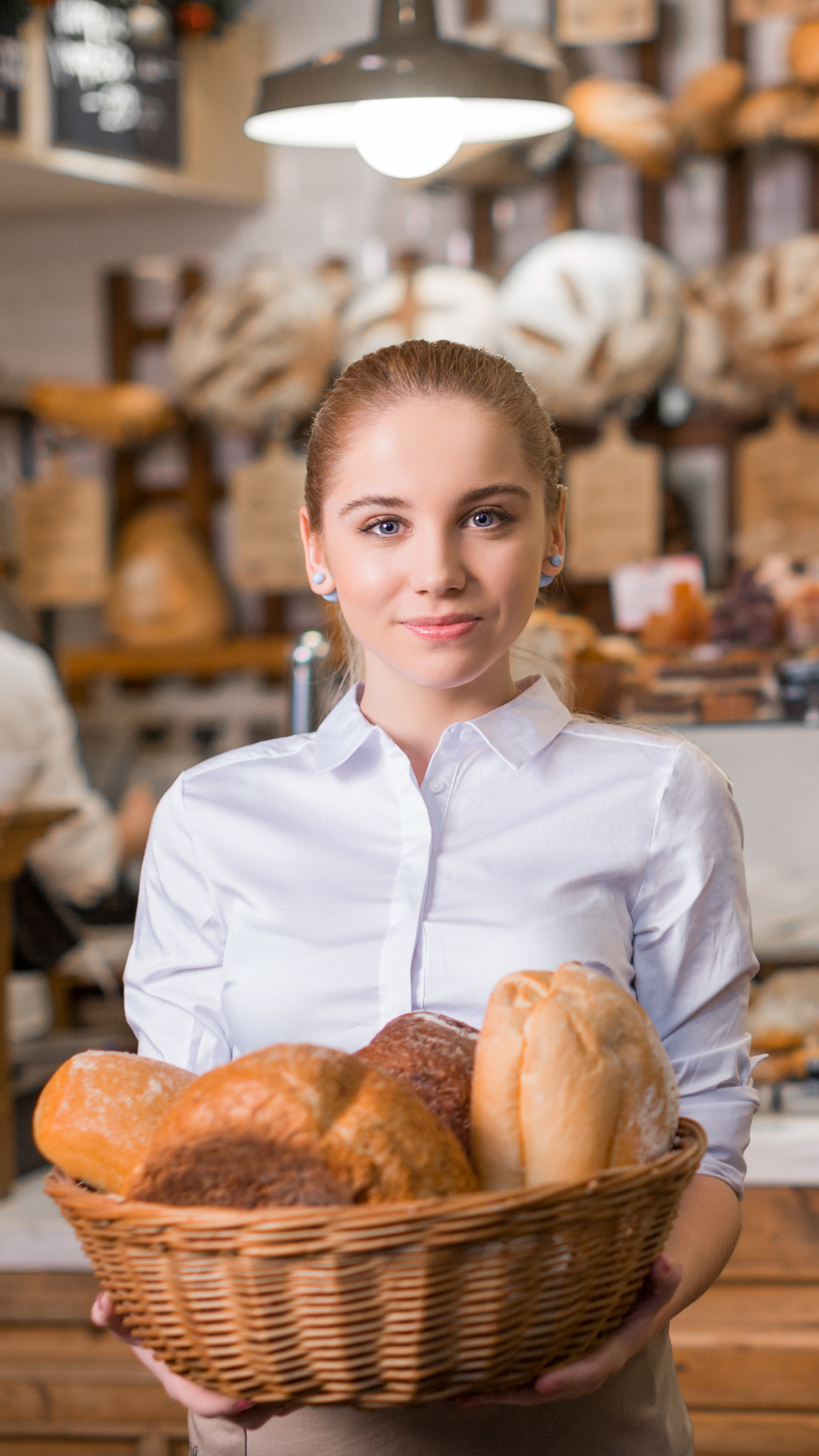 Bäckereiverkäuferin bei der Arbeit in der Filiale