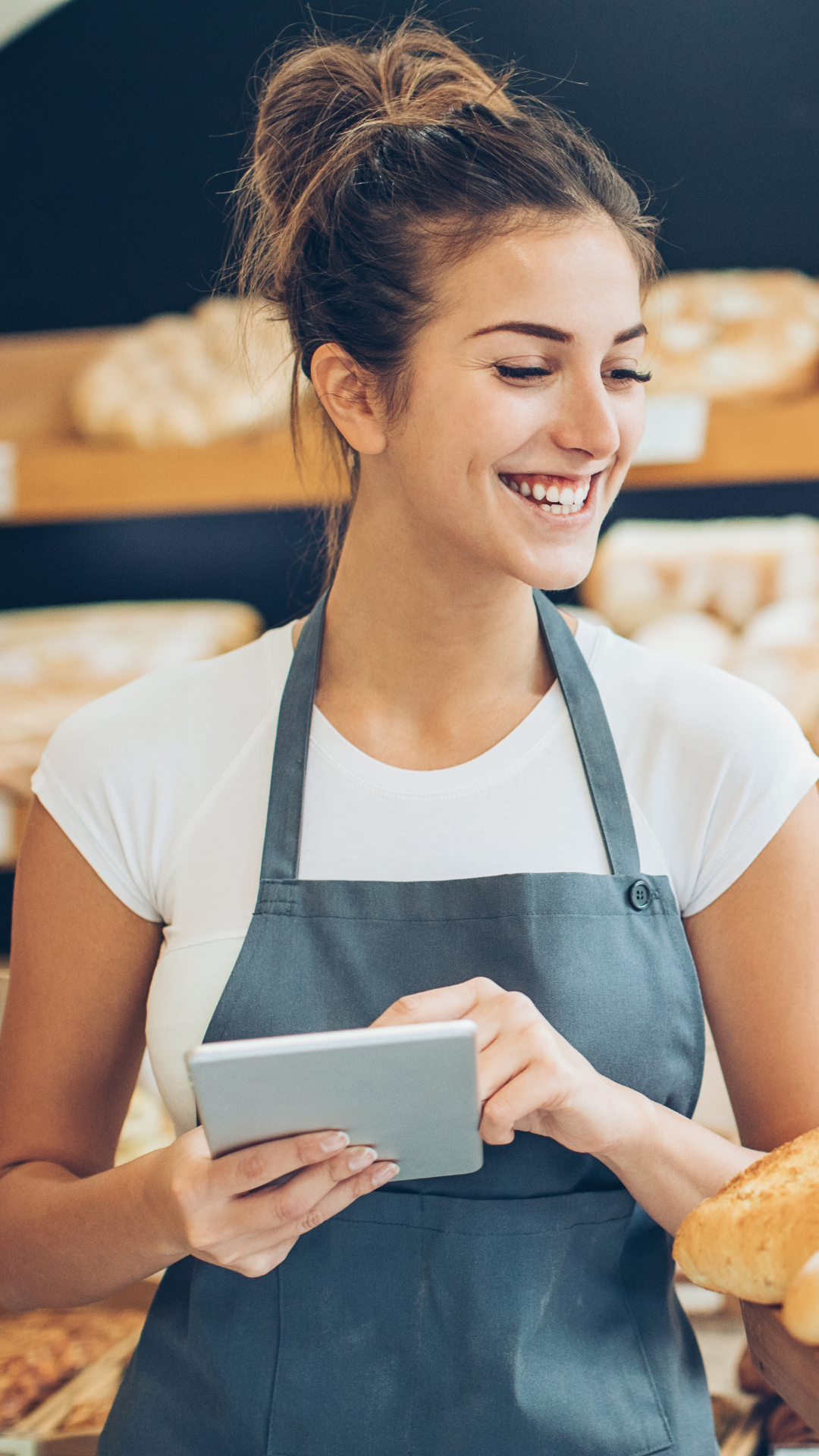 Bäckereiverkäuferin bei der Arbeit in der Filiale