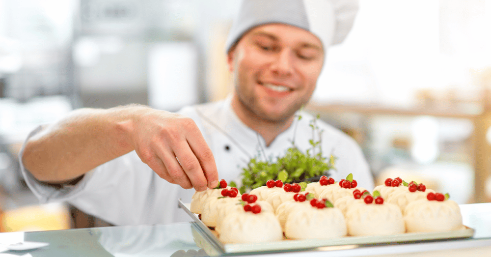 Konditor bei der Bäckerei & Konditorei Schrunz in Münster bei der Arbeit