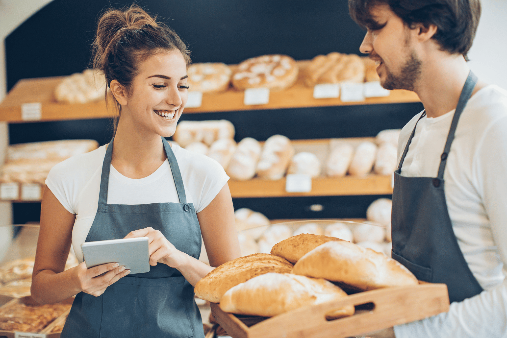 Verkäufer einer Bäckerei bei der Arbeit in der Filiale