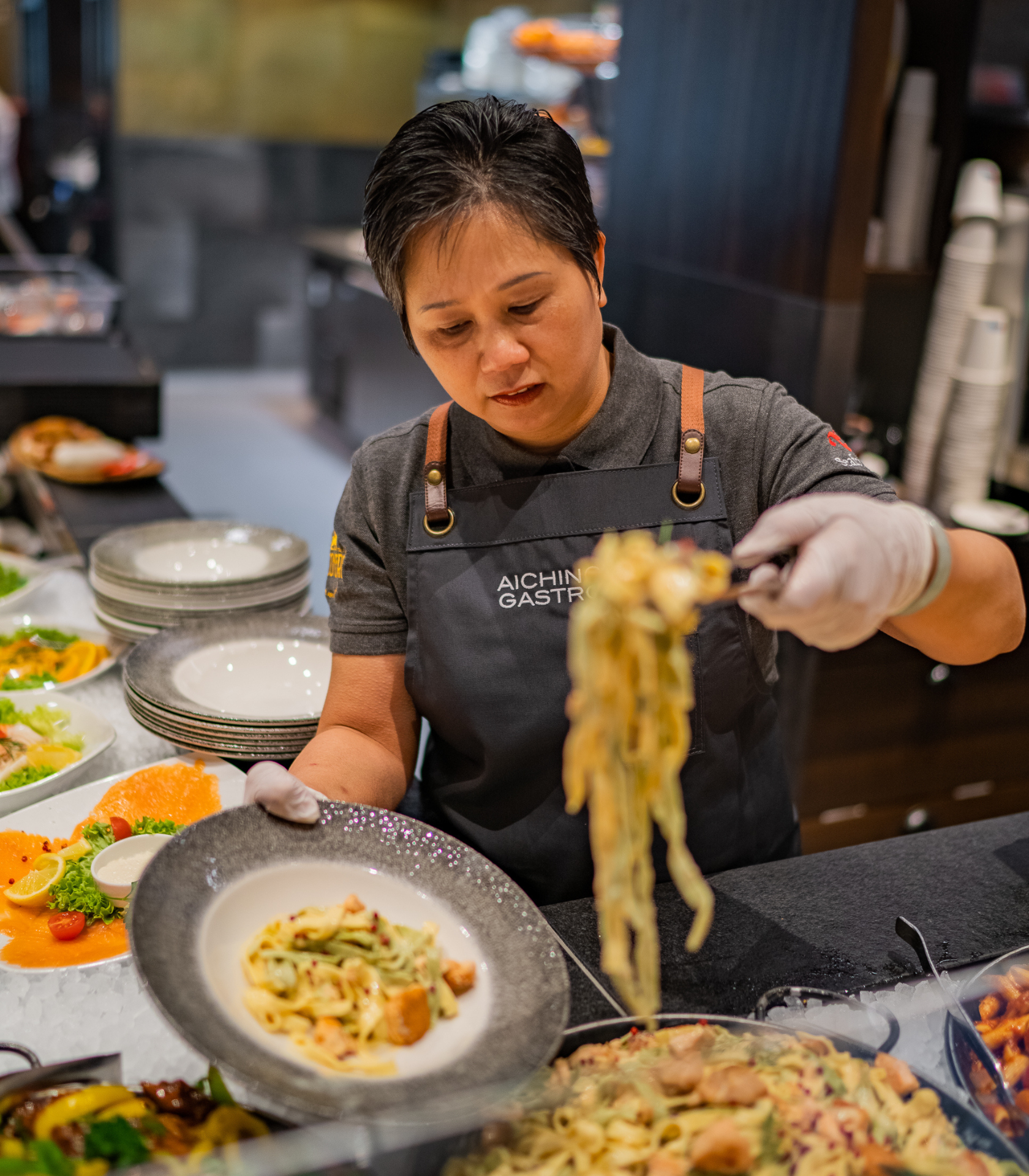 Mitarbeiterin der Aichinger Gastro am Flughafen München
