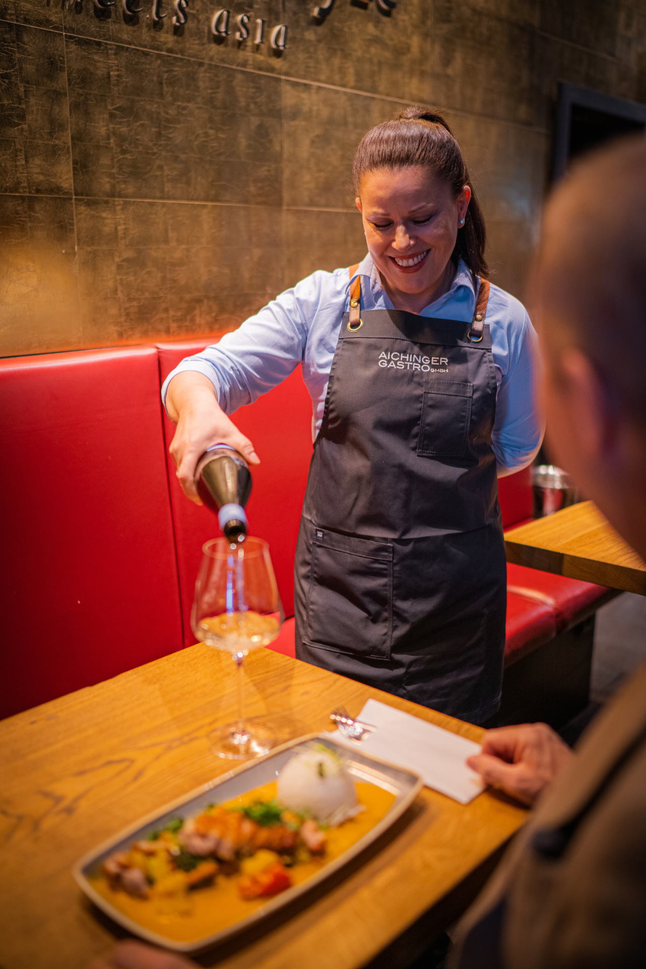 Servicekraft der Aichinger Gastro am Flughafen München
