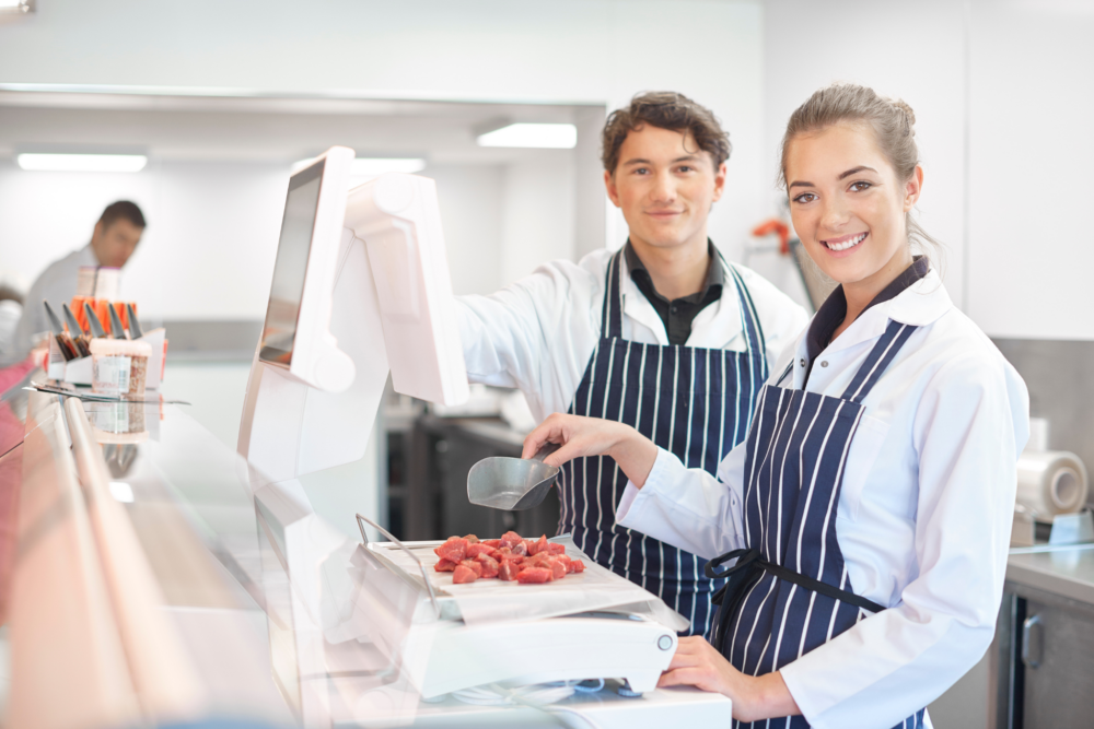 Fleischer bei der Arbeit hinter der Theke